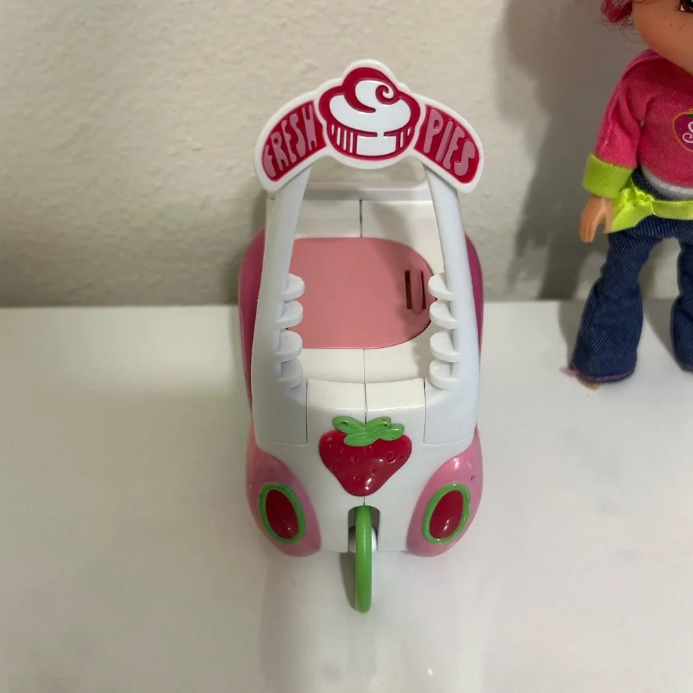 2008‎ Strawberry Shortcake Doll and Scooter by Playmates